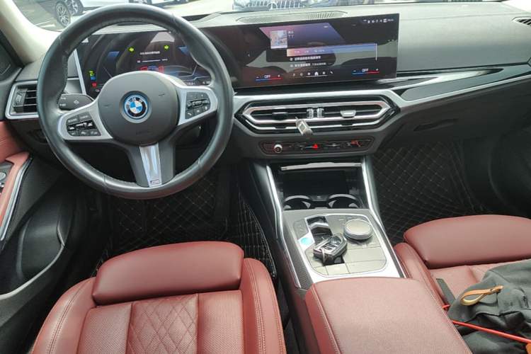 Used BMW i3 2023 eDrive 40 L Midnight Sports Package Center Console