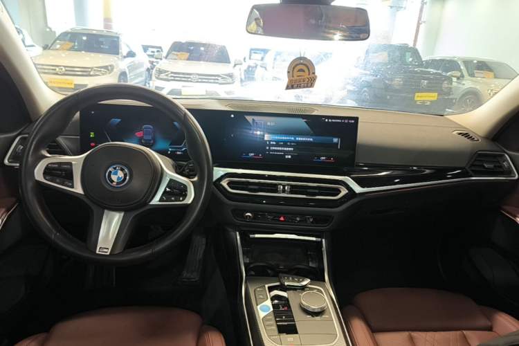 Used BMW i3 2023 eDrive 40 L Midnight Edition Center Console