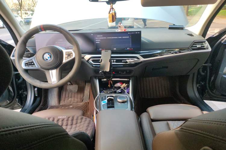 Used BMW i3 2023 eDrive 40 L Midnight Sports Package Center Console