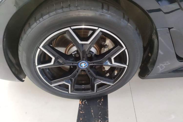 Used BMW i3 2023 eDrive 40 L Midnight Edition Left Front Wheel Hub