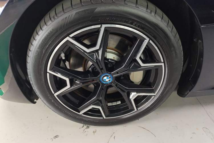 Used BMW i3 2023 eDrive 40 L Midnight Edition Left Front Wheel Hub