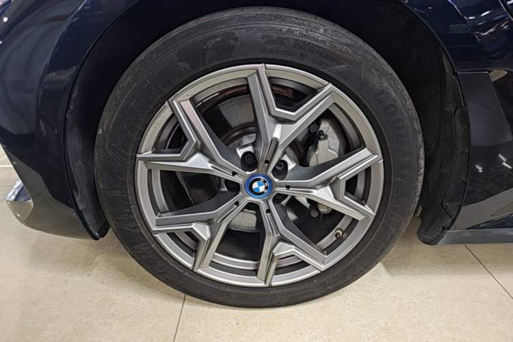 Used BMW i3 2023 eDrive 40 L Midnight Edition Left Front Wheel Hub