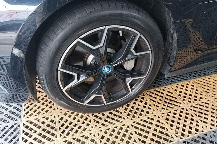 Used BMW i3 2023 eDrive 40 L Midnight Edition Left Front Wheel Hub