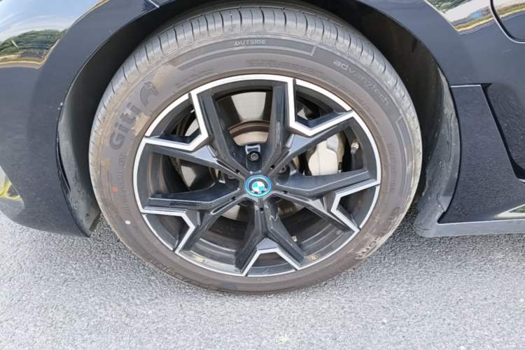 Used BMW i3 2023 eDrive 40 L Midnight Edition Left Front Wheel Hub