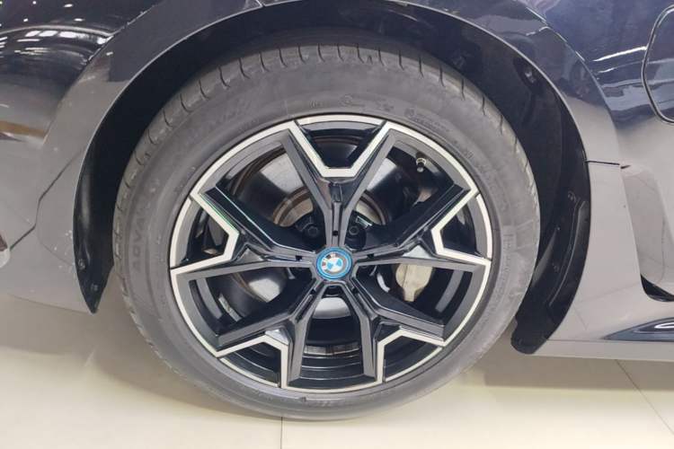 Used BMW i3 2023 eDrive 40 L Midnight Sports Package Left Front Wheel Hub