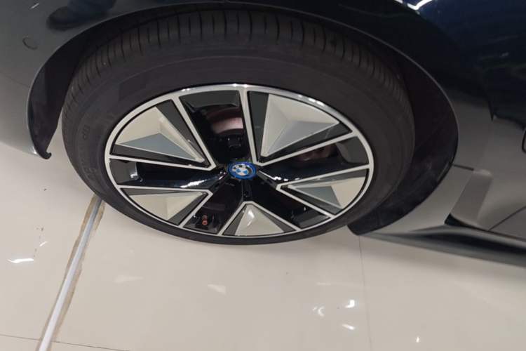Used BMW i3 2023 eDrive 40 L Midnight Sports Package Left Front Wheel Hub