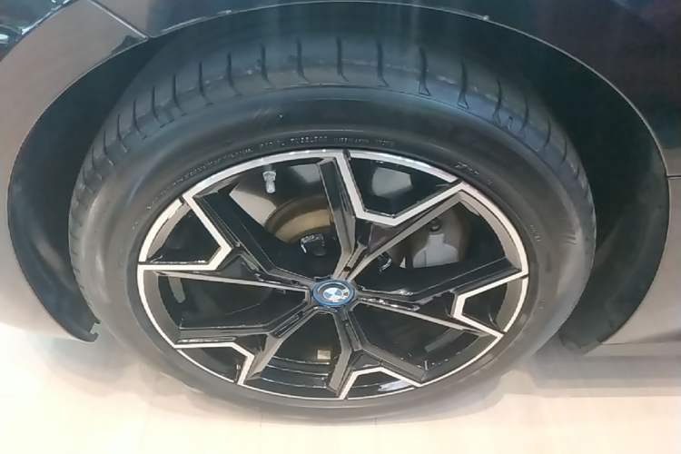 Used BMW i3 2023 eDrive 40 L Midnight Edition Left Front Wheel Hub