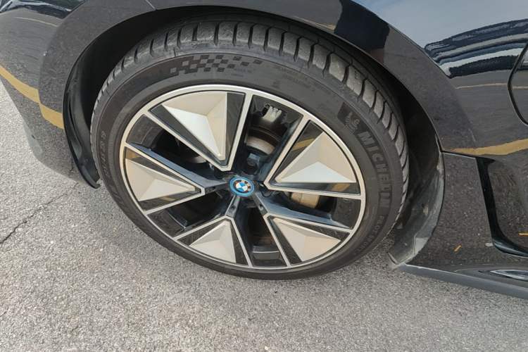 Used BMW i3 2023 eDrive 40 L Midnight Sports Package Left Front Wheel Hub