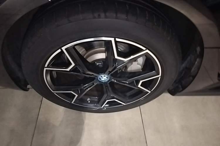Used BMW i3 2023 eDrive 40 L Midnight Edition Left Front Wheel Hub