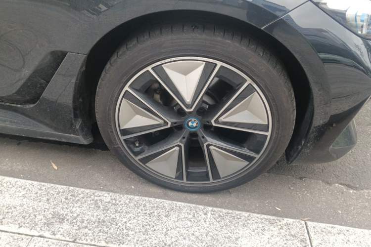 Used BMW i3 2023 eDrive 40 L Midnight Sports Package Right Front Wheel Hub