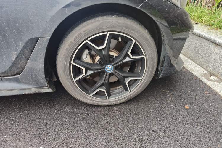 Used BMW i3 2023 eDrive 40 L Midnight Edition Right Front Wheel Hub