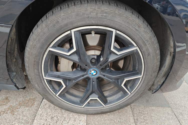 Used BMW i3 2023 eDrive 40 L Midnight Edition Right Front Wheel Hub