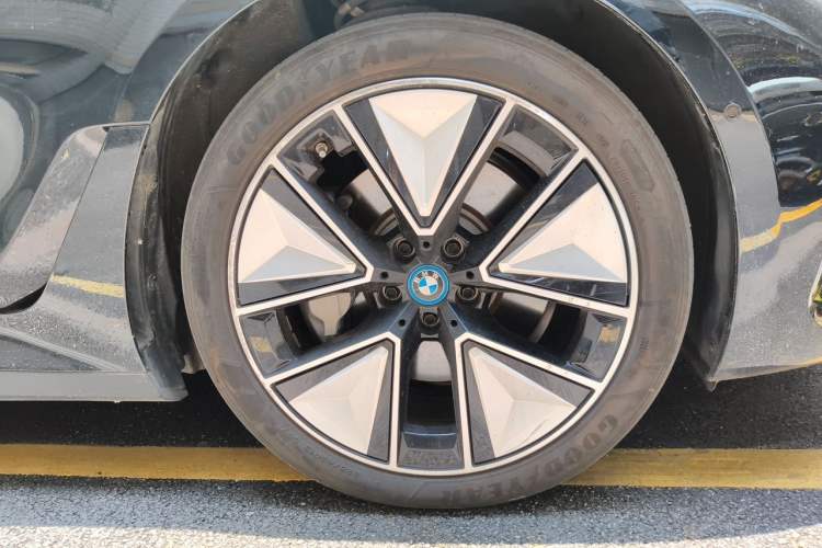 Used BMW i3 2023 eDrive 40 L Midnight Sports Package Right Front Wheel Hub