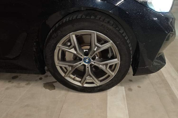 Used BMW i3 2023 eDrive 40 L Midnight Edition Right Front Wheel Hub