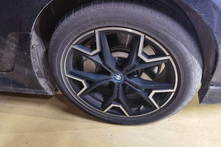 Used BMW i3 2023 eDrive 40 L Midnight Edition Right Front Wheel Hub
