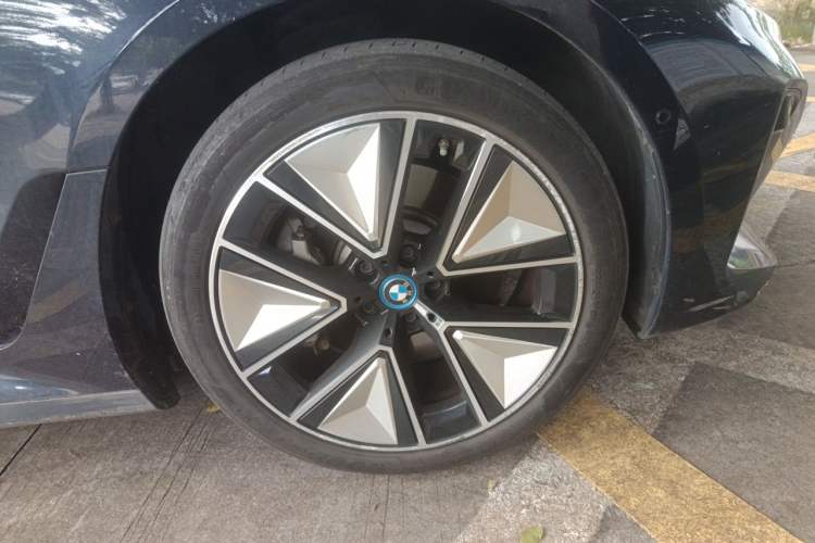 Used BMW i3 2023 eDrive 40 L Midnight Sports Package Right Front Wheel Hub
