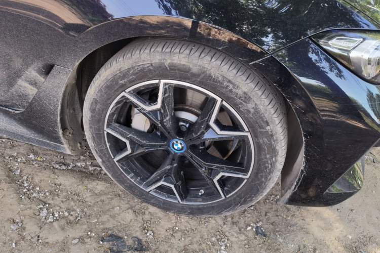 Used BMW i3 2023 eDrive 40 L Midnight Edition Right Front Wheel Hub