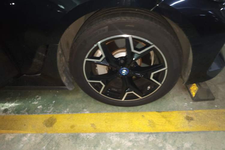 Used BMW i3 2023 eDrive 40 L Midnight Edition Right Front Wheel Hub