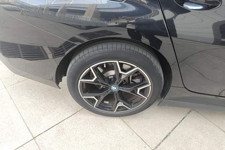 Used BMW i3 2023 eDrive 40 L Midnight Edition Right Rear Wheel Hub