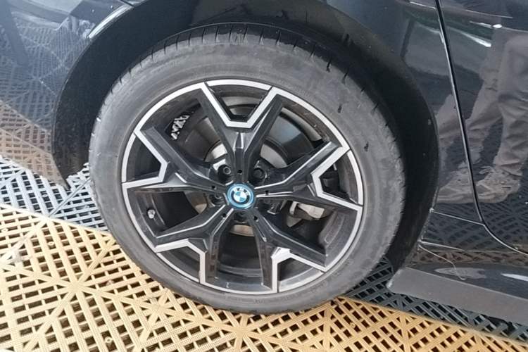 Used BMW i3 2023 eDrive 40 L Midnight Edition Right Rear Wheel Hub