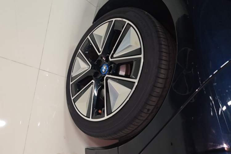 Used BMW i3 2023 eDrive 40 L Midnight Sports Package Right Rear Wheel Hub