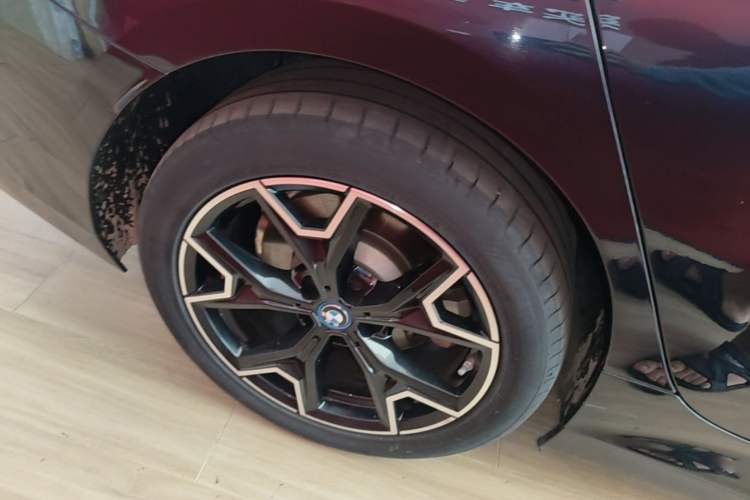 Used BMW i3 2023 eDrive 40 L Midnight Edition Right Rear Wheel Hub