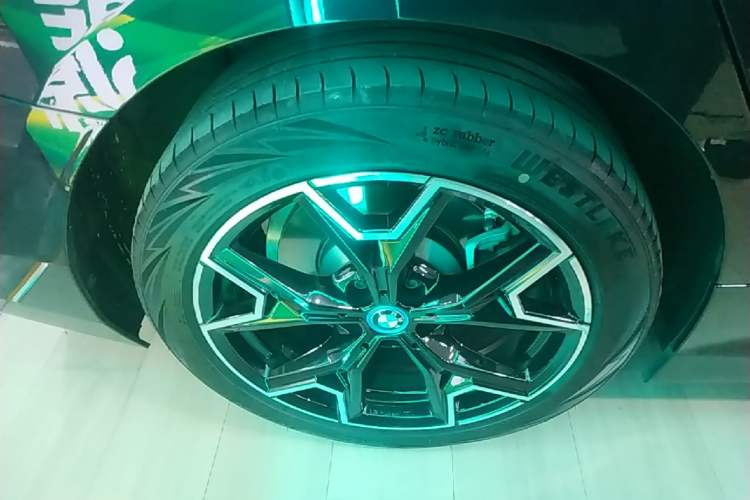Used BMW i3 2023 eDrive 40 L Midnight Edition Right Rear Wheel Hub