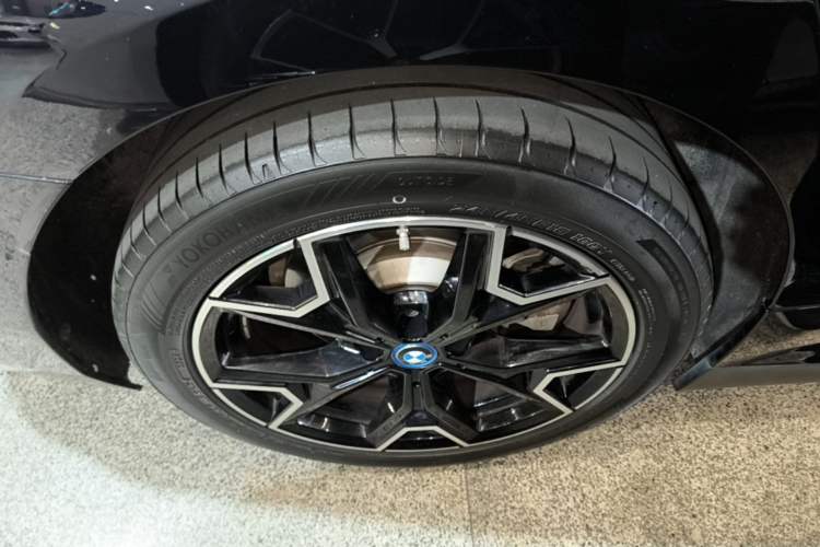 Used BMW i3 2023 eDrive 40 L Midnight Edition Right Rear Wheel Hub