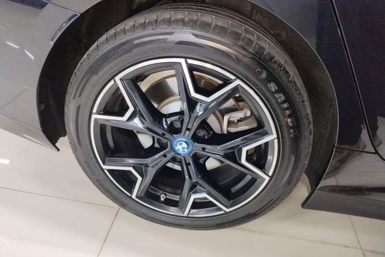 Used BMW i3 2023 eDrive 40 L Midnight Edition Right Rear Wheel Hub