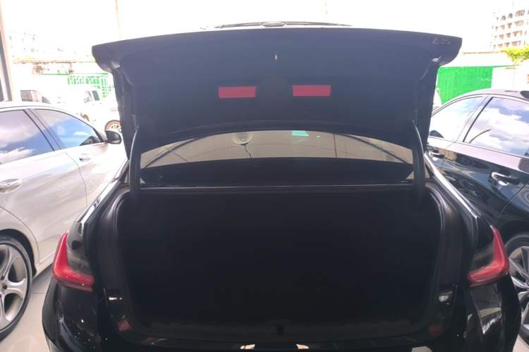 Used BMW i3 2023 eDrive 40 L Midnight Edition Trunk
