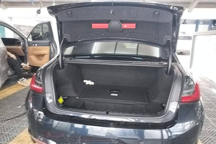Used BMW i3 2023 eDrive 40 L Midnight Edition Trunk