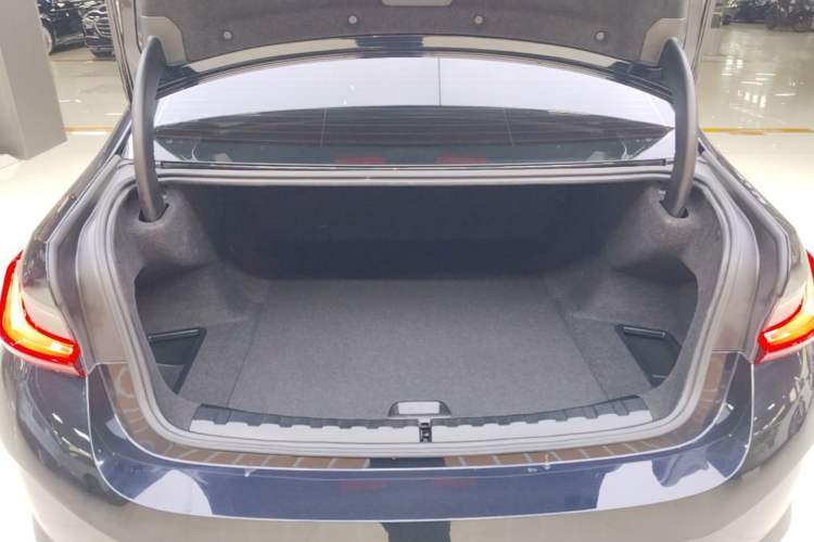 Used BMW i3 2023 eDrive 40 L Midnight Sports Package Trunk