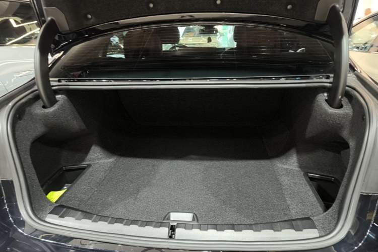 Used BMW i3 2023 eDrive 40 L Midnight Edition Trunk