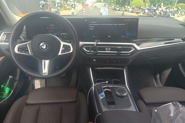 Used BMW i3 2023 eDrive 40 L Midnight Sports Package Center Console