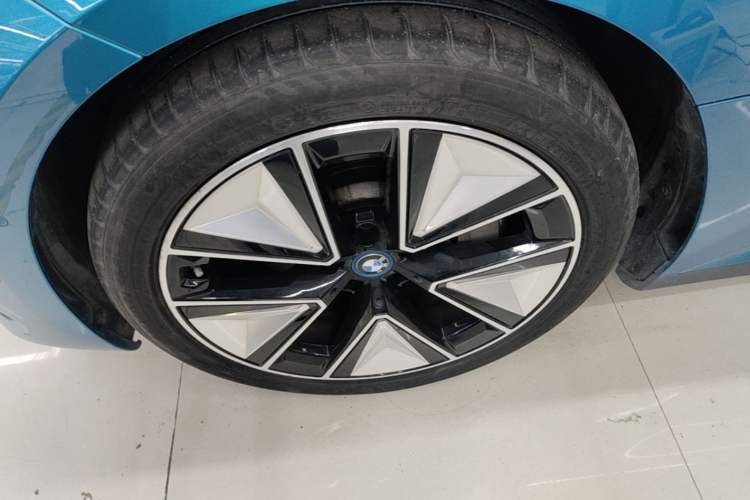 Used BMW i3 2023 eDrive 40 L Midnight Sports Package Left Front Wheel Hub
