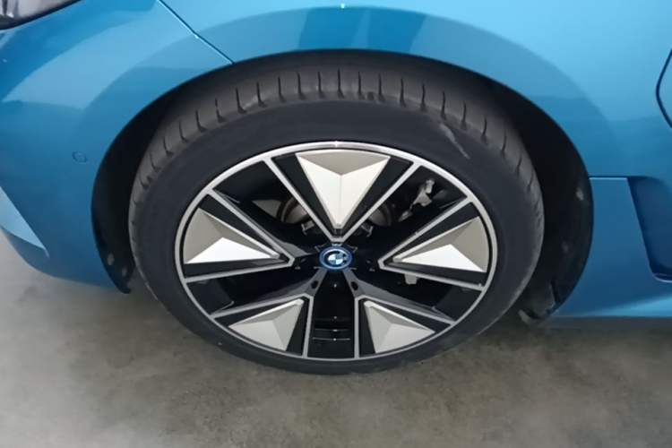 Used BMW i3 2023 eDrive 40 L Midnight Sports Package Left Front Wheel Hub