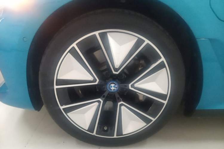 Used BMW i3 2023 eDrive 40 L Midnight Sports Package Left Front Wheel Hub