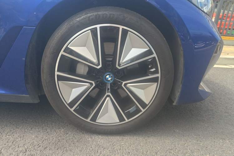 Used BMW i3 2023 eDrive 40 L Midnight Sports Package Right Front Wheel Hub