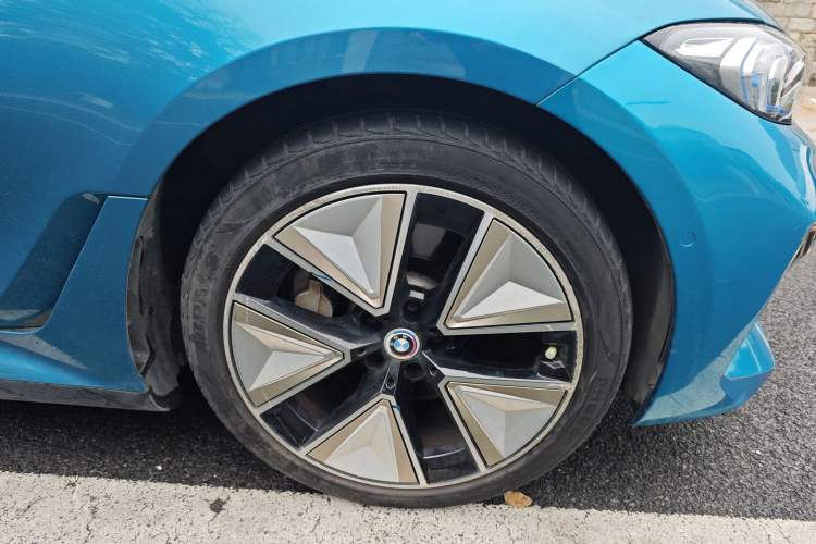 Used BMW i3 2023 eDrive 40 L Midnight Sports Package Right Front Wheel Hub