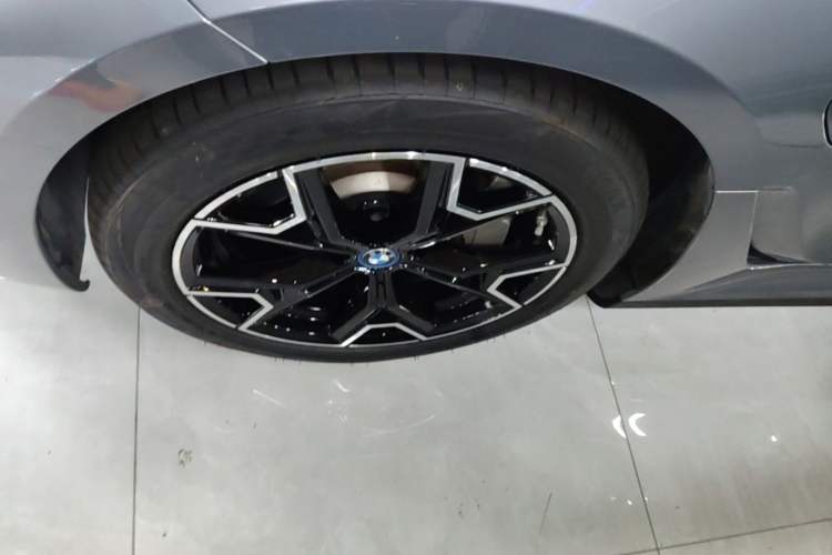 Used BMW i3 2023 eDrive 40 L Midnight Edition Left Front Wheel Hub