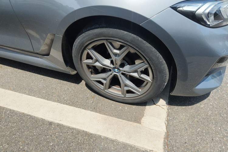 Used BMW i3 2023 eDrive 40 L Midnight Edition Right Front Wheel Hub