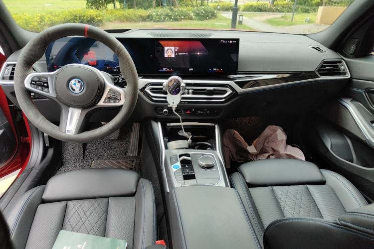 Used BMW i3 2023 eDrive 40 L Midnight Sports Package Center Console