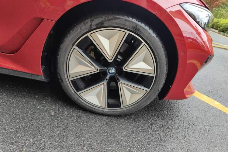 Used BMW i3 2023 eDrive 40 L Midnight Sports Package Right Front Wheel Hub
