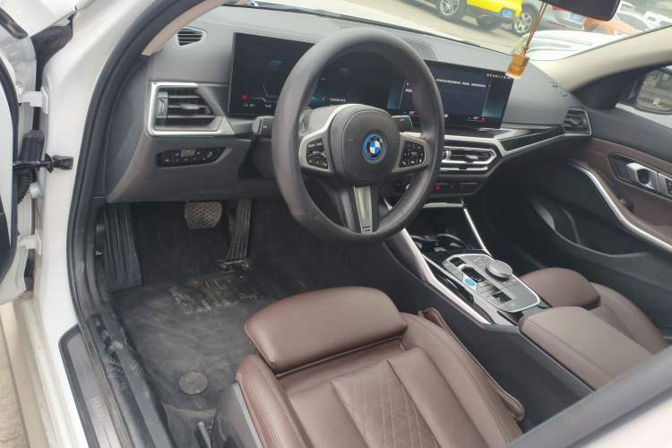 Used BMW i3 2023 eDrive 40 L Midnight Edition Center Console
