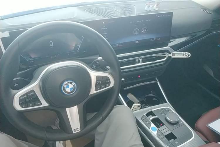 Used BMW i3 2023 eDrive 40 L Midnight Edition Center Console