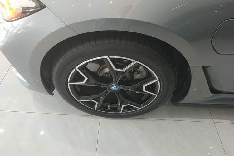 Used BMW i3 2023 eDrive 40 L Midnight Edition Left Front Wheel Hub