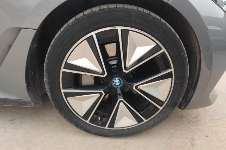 Used BMW i3 2023 eDrive 40 L Midnight Sports Package Right Front Wheel Hub
