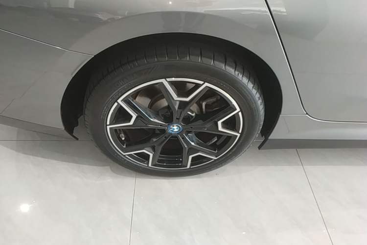 Used BMW i3 2023 eDrive 40 L Midnight Edition Right Rear Wheel Hub