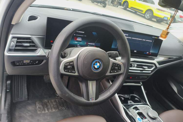 Used BMW i3 2023 eDrive 40 L Midnight Edition Steering Wheel