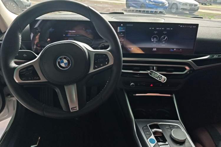 Used BMW i3 2023 eDrive 40 L Midnight Edition Center Console